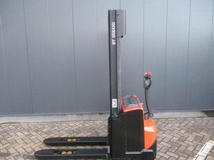 BT SWE 140 pallet stacker