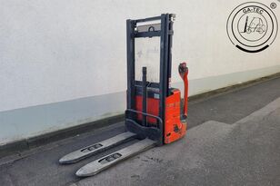 Linde L12 pallet stacker